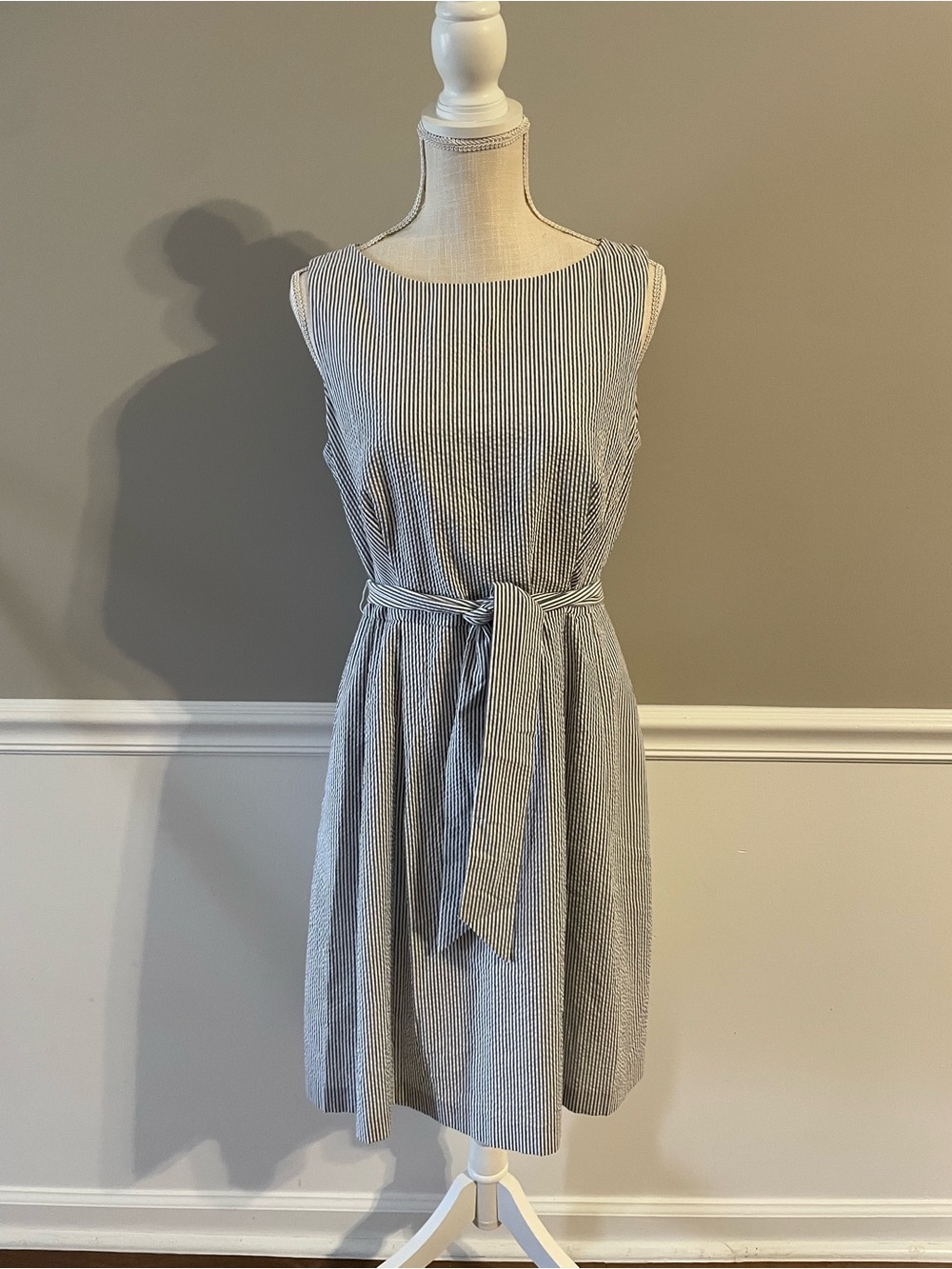 Anne Klein Grey and White Seersucker Tie-Waist Dress | Size 10 | Pockets!
